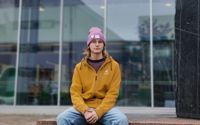Anders Brandt frihetsberövades mellan onsdag och lördag av svenska myndigheter med motiveringen att han är "en fara för den allmänna säkerheten och ordningen". Nu är han portförbjuden från Sverige. På bilden polisbilen som användes för avvisningen då Brandt fördes från Migrationsverkets förvar till Vikingterminalen där polisen försäkrade sig om att Brandt gick ombord på båten till Finland. – Det är absurt. Det är inte förbjudet att delta i demonstrationer i Sverige och jag har aldrig haft för avsikt att göra något som inte är tillåtet i Sverige, säger Brandt.