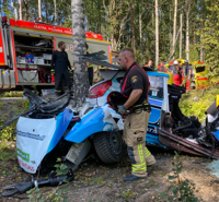 Bilen måste klippas sönder för att föraren och kartläsaren skulle kunna komma ut.