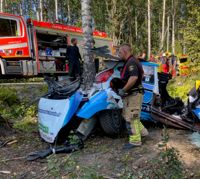 Krocken var så pass kraftig att bilen gick itu.