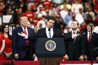Floridas guvernör Ron DeSantis hyllar dåvarande president Donald Trump under ett kampanjmöte i Sunrise, Florida, 2019.