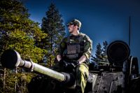 Fredrik Edvardsson från Boden hör till de svenska trupper som deltar i den finsk-svenska manövern i Rovajärvi. Pansarfordonet transporterades från Boden och nu har besättningen förberett sig inför den cirka en vecka långa övningen.