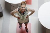 Är du ensam och saknar sammanhang? Hör du dessutom till en generation som inte har vuxit upp med internet? Då löper du enligt psykologiläraren Ida Andberg större risk att fastna för grupper som presenterar en alternativ världsbild.