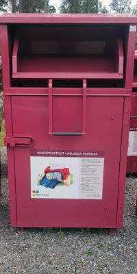 På avfallsstationerna känner du igen insamlingskärlet för avlagda textilier på den vinröda färgen.