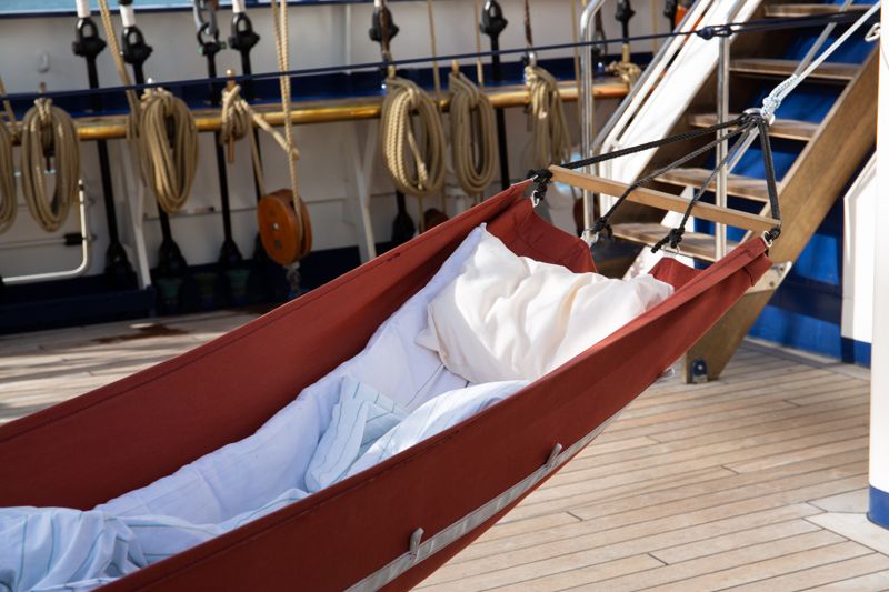 Kadetterna delar på små rum och sover i hängmattor.