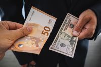 I dag får man 50 dollar för 50 euro. Vid årsskiftet hade man fått cirka 57 dollar.