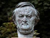 En staty av Richard Wagner finns i Bayreuth där festspelen som hedrar Wagner årligen äger rum.