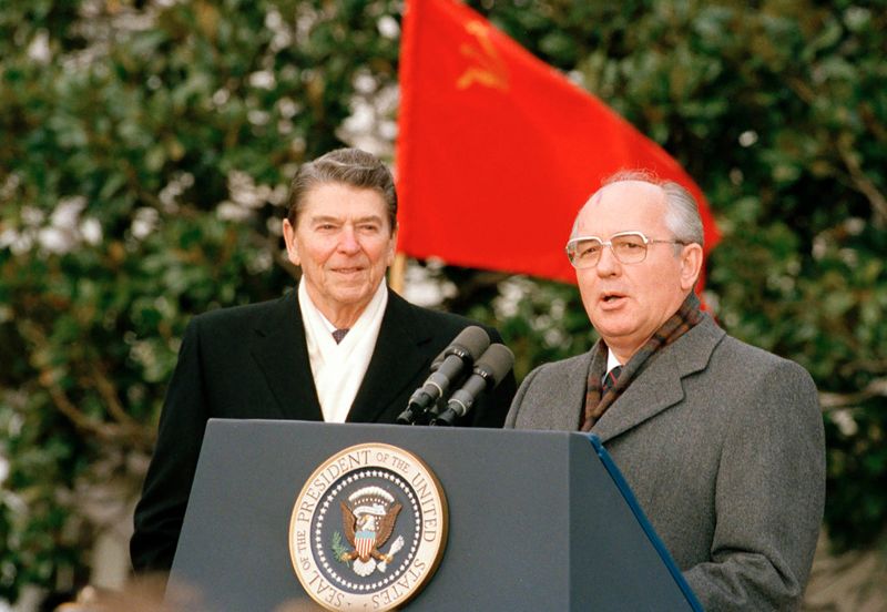 USA:s dåvarande president Ronald Reagan och Michail Gorbatjov under en presskonferens i Washington 1987.