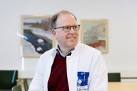Jeff Westerlund som är expert på smittosamma sjukdomar konstaterar att pandemin inte är över även om läget just nu är stabilt. Det lönar sig att också fortsättningsvis vara försiktig så man inte smittas av viruset.