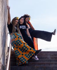 Paloma Sandberg, Saida Mäki-Penttilä (i mitten) och Akunna Onwen är tre av arrangörerna bakom Good Hair Day. De ser fram emot söndagen när festivalen är tillbaka i fysisk form.