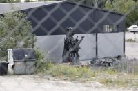 Statyn Världsfreden står numera bakom en lagerbyggnad i Eriksnäs i Sibbo.