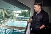 Risto-Roope Hartonen har 25 års erfarenhet av simhallsteknik och ställer sig skeptisk till att simhallarna skulle stängas för kort tid vid en energikris. Men spara el kan man på många andra sätt.