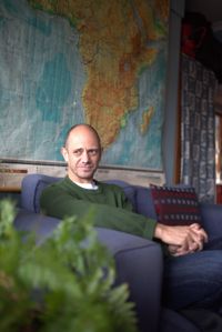 Damon Galguts roman Löftet vann Bookerpriset 2021 och finns nu i svensk översättning. HBL:s recensent är tveksam till berättargreppet, men håller boken för läsvärd ändå.
