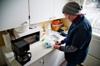 Hemvårdarna har ett tungt jobb och en låg lön. I sommar har Borgå stad ändå betalat 6 500 euro i månaden för inköpta hemvårdare.