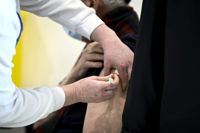 Institutet för hälsa och välfärd har uppdaterat sina rekommendationer om vem som ska ta en boosterdos vaccin mot covid-19.