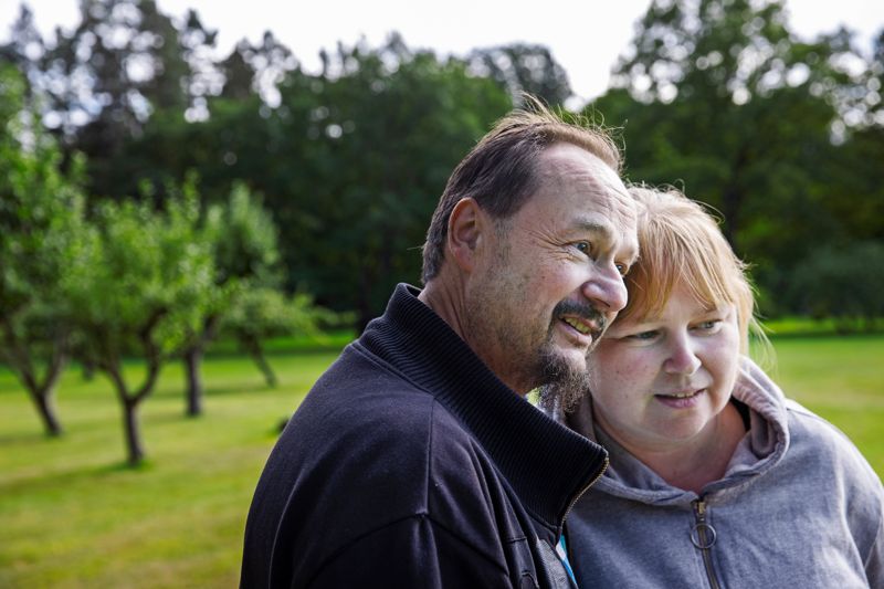 ”Reijo och Clarissa har stöd av varandra i den här bilden och också i sorgeprocessen över att ha förlorat sin dotter”, säger Lina Enlund.