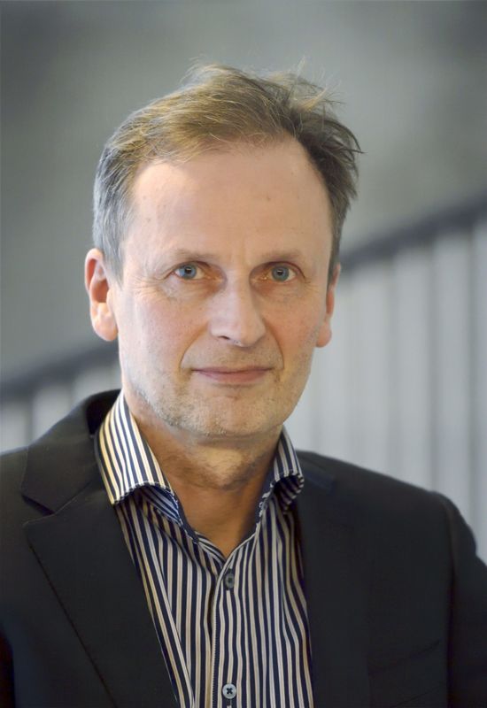 Kimmo Nuotio, professor i straffrätt, säger att det är entydigt att utrikespolitik inte kan påverka polisens beslut vid demonstrationer. Men andra orsaker, som till exempel polisens uppdrag att upprätthålla säkerheten, kan inverka.