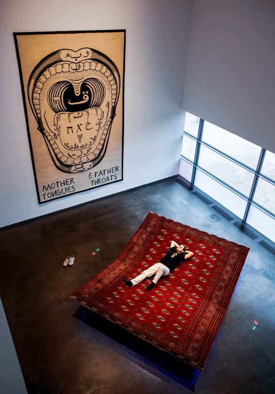 Anders Sjöberg har gjort sig hemmastadd i konstnärskollektivet Sklavs and Tatars flygande matta "PrayWay". I fönstret utanför vakar Mannerheimstatyn över museibesökarna.