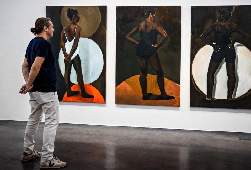Anders Sjöberg stannar upp ett tag vid Lynette Yiadom-Boakyes verk "Frihetskompass" (Liberation Compass) från 2018.