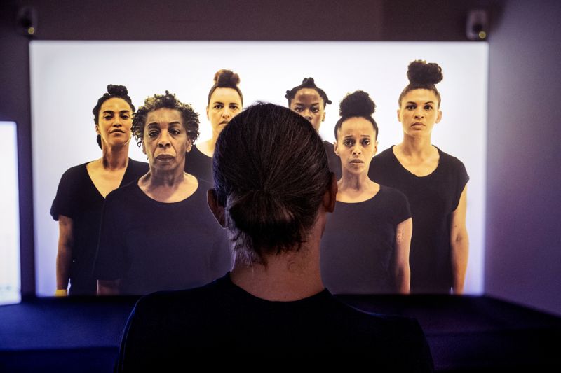 Videoinstallationen "Illusions Vol. III, Antigone" (2019) av Grada Kilomba rullar på Ars 22 på Kiasma. Här såg Anders Sjöberg en av sina största konstupplevelser för några år sedan.
