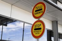 Sanktionerna har varit i kraft ända sedan i våras, men kontrollerna av valutainnehav har införts först nu.