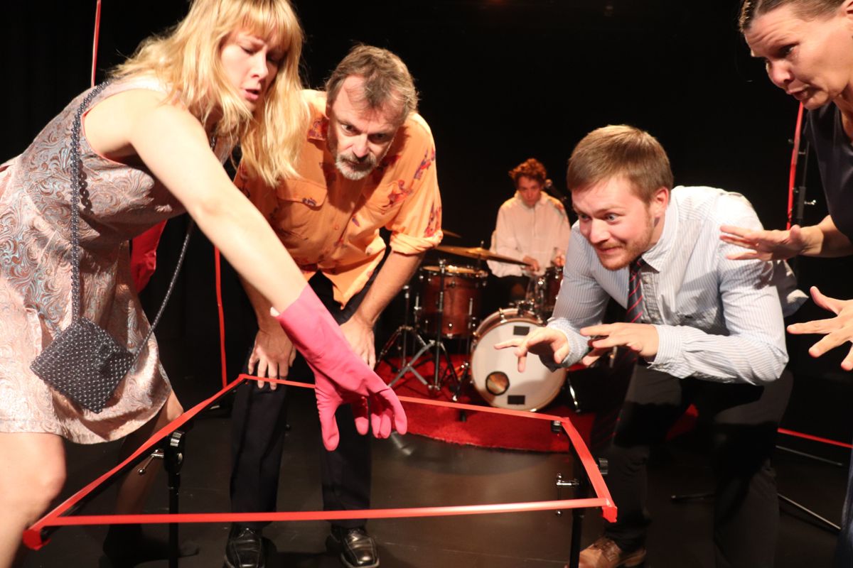 På småtimmarna börjar festfolket i Tusenlugn leka "Snurra flaskan". Från vänster Petra Heinänen, Niklas Häggblom, Alex Holmlund, Edith Holmström, i bakgrunden Amanda Blomqvist.