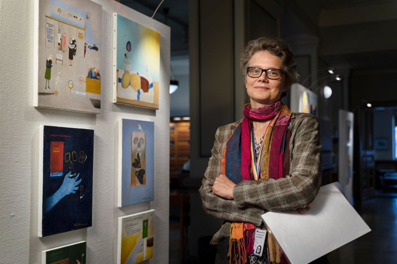 Mari Heino berättar att biblioteket har återkommande konstutställningar. Här är det Elli Södermalms målningar som visas fram till slutet av månaden.