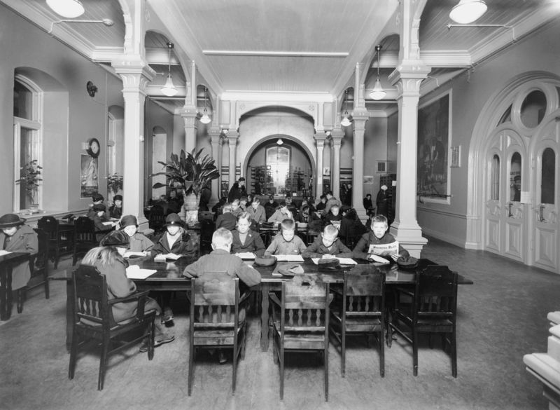 Barn i läsesalen på Richardsgatans bibliotek 1924.