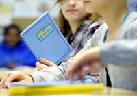 Ett av Folktingets förslag är att årsveckotimmarna i B2-svenska i årskurserna 7-9 i finska skolor utökas med två timmar. Ett beslut om att lägga till en årsveckotimme förverkligas från 2024, men Folktinget anser att det inte räcker.