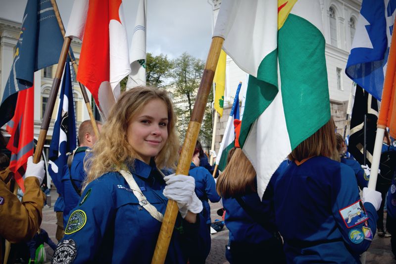 Sofia Saarikoski deltog för första gången i scoutparaden som fanbärare.