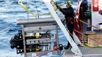 En undervattenskamera lyfts upp efter ett dyk vid Estonias vrak under haverikommissionens arbete i somras.