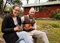 Kim Grönqvist och Pia Müller i Forsby försöker vara så självförsörjande de kan. Kaninerna ger dem kött, hönorna kött och ägg. Men även om de så småningom äter djuren är de mycket kära och familjen ser till så de har ett så bra liv som möjligt.