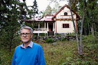 Måns Nybergs sommarvilla byggdes av hans morfar. De första femtio åren stod villan i Haiko men 1932 flyttades den till Takvedaholmen likt en byggsats från Ikea.
