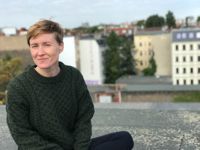 Årets Solveig von Schoultz-pristagare Tiina Pitkäjärvi fotograferad på sitt hustak i Kreuzberg i Berlin.