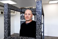 Klätterställningen är ett viktigt objekt från John Courts skoltid.