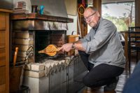 Dan Kronqvist har en öppen spis som ger ett gott värmetillskott då stugan är i användning. Då krävs inte så mycket elvärme.