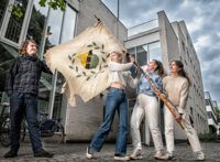 Leo Larjanko, Inez Kjellman, Mirjam Ekelund och Selja Taipale håller på fotografens begäran upp studentorganisationens fana utanför Svenska social- och kommunalhögskolan. En nyare och hel version finns också, men den här får hänga med på studentjippon. Sådana hoppas de att det ska bli många av, och att både nya och äldre studenter ska hitta till dem.