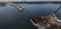 Den tillfälliga öppningen i brobygget blir smal, kring 30 meter. Från nästa sommar gäller en maxhöjd på 18 meter.