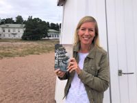 Karin Collins har skrivit en historisk roman från Hangö.