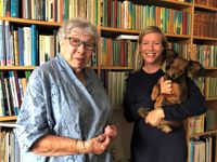 Karin Collins, här med hunden Walter, har fått göra en hel del bakgrundsarbete inför sin senaste bok. Birgitta Ekström som arbetat som museichef i Hangö, har varit ett bra bollplank.