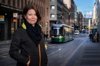 Kaisa-Reeta Koskinen är säker på att Helsingfors kan nå sitt utsläppsmål, och hon är lika säker på att trafiken kommer att bli den svåraste biten. Hon vill att Helsingfors ska utvecklas så att bilen upplevs som mindre nödvändig och mindre attraktiv jämfört med alternativen — utan att för den skull förbjudas.