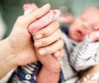 1 404 babyer föddes vid Lojo sjukhus förlossningsavdelning i fjol. HUS måste med ett budgetunderskott på nästan 100 miljoner euro granska sin verksamhet – därför har en stängning av Lojo bb dykt upp som något som kan granskas.