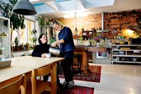 Mirella Pendolin (t.v.) och Pia Siréns hus Korvfabriken slutade på femte plats i Suomen Kaunien koti.
