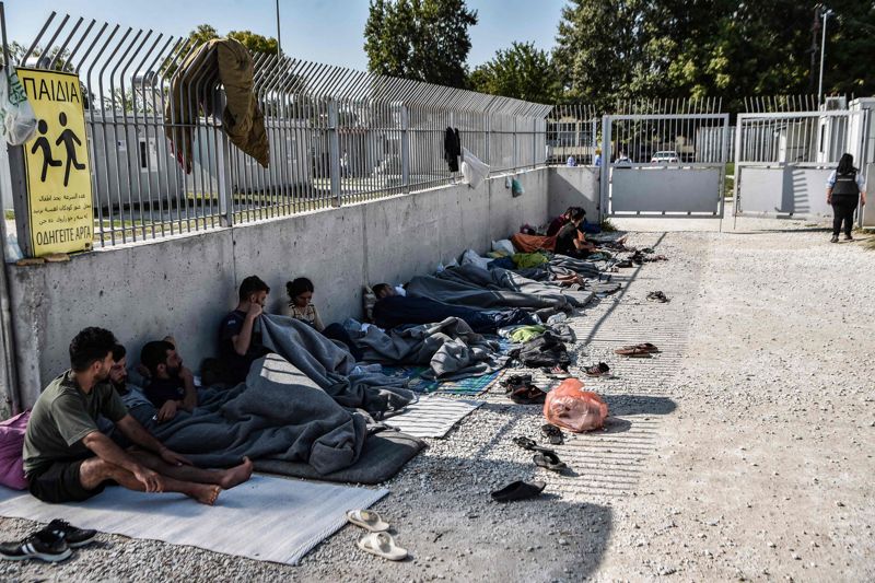 Yazidiska migranter från irakiska Kurdistan väntar på inträde till en grekisk flyktingförläggning. Grekland har i år stoppat över 150 000 migranter utan inresedokument. Yazidierna möter diskriminering både inom och utanför sina samhällen.