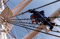 Upp i masten på Suomen Joutsen får besökare inte klättra, men många ville se henne i Åbo i sommar.