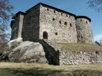 Det här vid området runt Raseborgs slott som groparna uppdagades hösten 2017. Enligt hovrätten är det klart att en man använde metalldetektor för att hitta medeltida blykulor. Arkivbild.