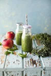 Grön smoothie är en bra bas att bygga ett näringsrikt mellanmål på.