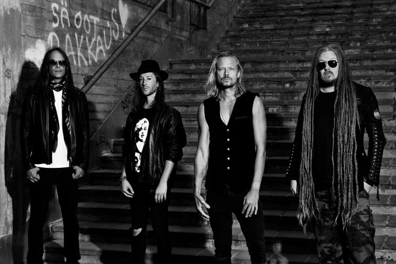 Flat Earth består av Niclas Etelävuori, Wilhelm Granö, Anthony Pikkarainen och Mikko Lindström.