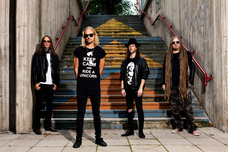 Medlemmarna i Flat Earth har meriterande erfarenheter från band som HIM, The Sounds och Amorphis.