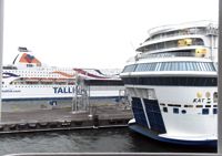 Tallinkfartyget Baltic Queen (till vänster) kolliderade på söndagen mot kajen i Stockholm efter att ha drabbats av elavbrott. Arkivbild från Tallinn.