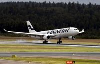 Kriget i Ukraina stängde över en natt det ryska luftrummet för västerländska flygbolag. Det har tvingat Finnair att lägga om sin strategi. Nu meddelar bolaget att 200 personer kan tvingas gå till följd av detta.